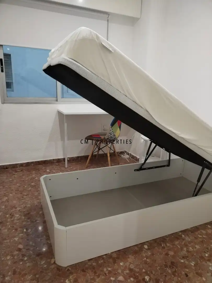 Schlafzimmer von Wohnung zur untervermieten in Valencia mit Klimaanlage, Heizung und Möbliert