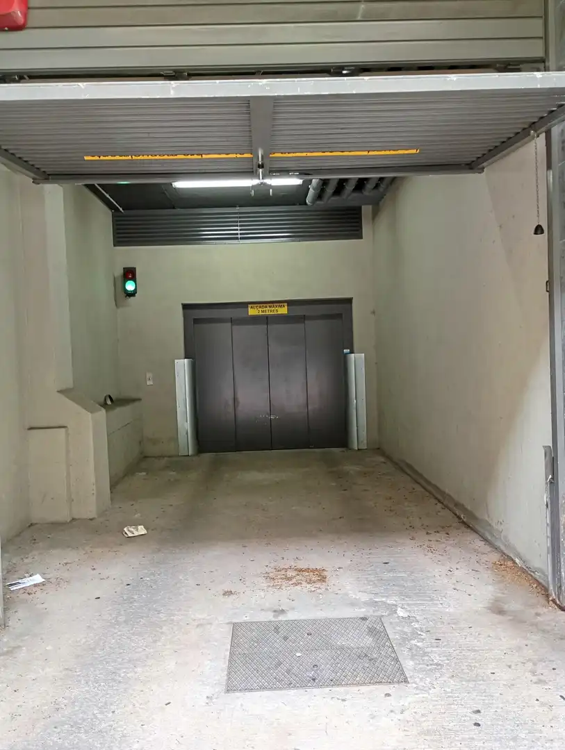 Garaje en venta en Carrer de la Indústria, El Camp de l'Arpa del Clot