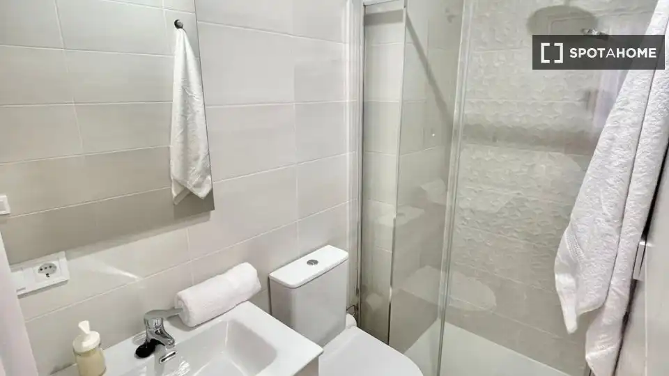 Badezimmer von Wohnung zur Miete in Madrid mit Klimaanlage, Heizung und Möbliert