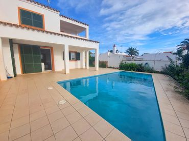 Chalet con piscina en venta en Carrer Península 5