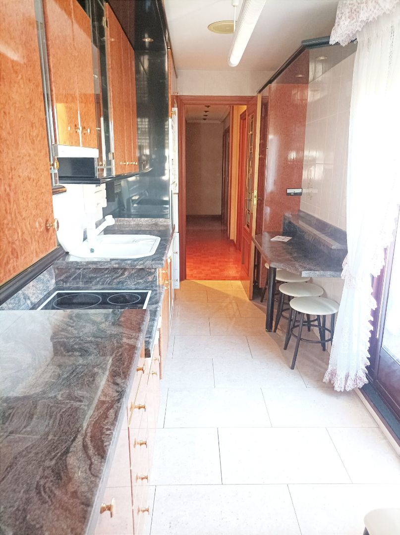 Cuina de Pis en venda en Burgos Capital amb Calefacció, Parquet i Terrassa