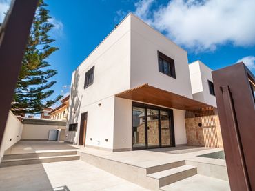 Casa con balcón en venta en Santiago de la Ribera