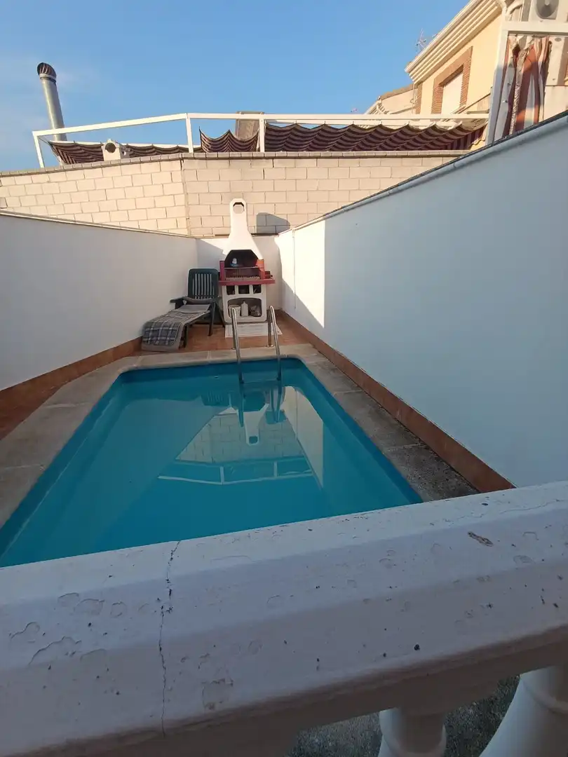 Piscina de Casa adosada en venda en Linares amb Aire condicionat, Calefacció i Terrassa