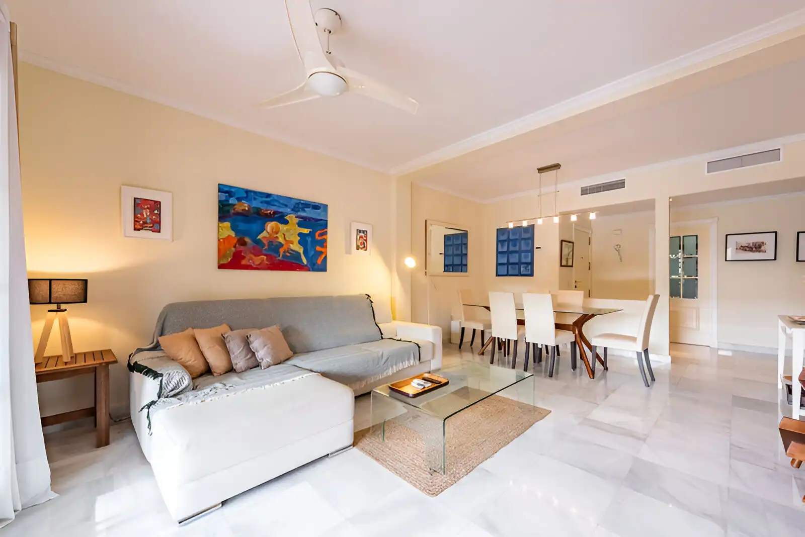 Wohnzimmer von Erdgeschoss zum Verkauf in Estepona mit Klimaanlage, Terrasse und Abstellraum