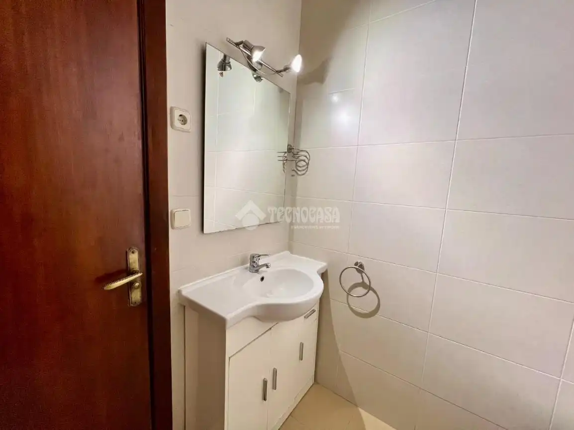 Bathroom of Flat for sale in Madrid  with Air Conditioner and Heating