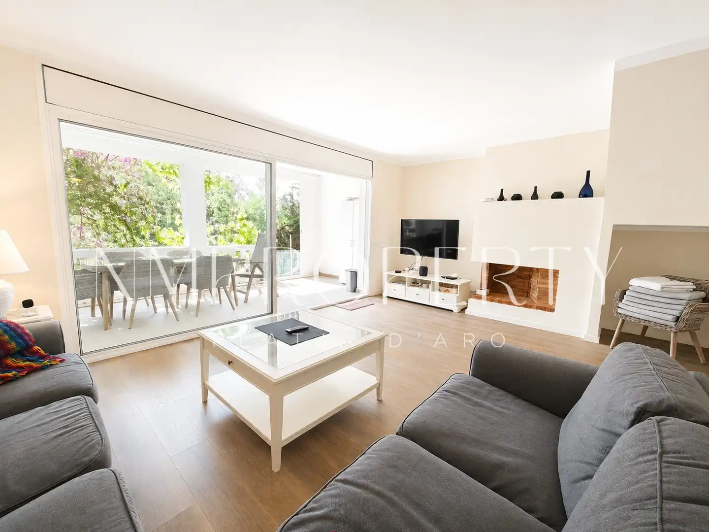 Wohnzimmer von Einfamilien-Reihenhaus zum Verkauf in Castell d'Aro, Platja d'Aro i s'Agaró mit Heizung, Privatgarten und Parkett