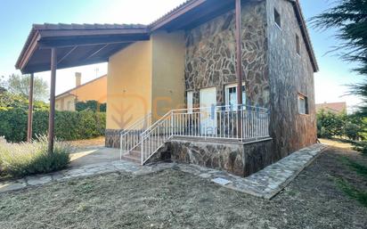 Vista exterior de Casa o xalet en venda en Zarzuela del Monte amb Calefacció, Jardí privat i Terrassa