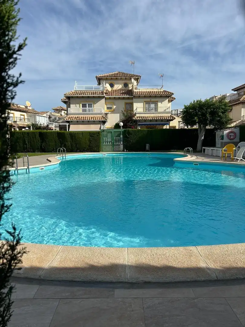 Piscina de Dúplex en venta en Torrevieja con Aire acondicionado, Terraza y Piscina comunitaria