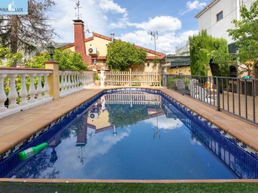 Villa con balcone in vendita a Calle de las Mimbres