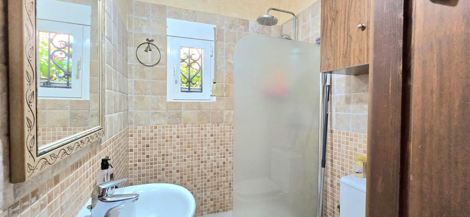 Bany de Casa o xalet en venda en Guaro amb Aire condicionat, Jardí privat i Moblat