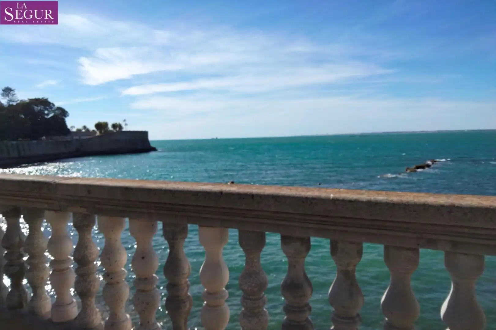 Vista exterior de Piso en venta en Cádiz con Aire acondicionado