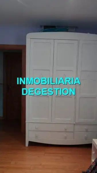 Schlafzimmer von Dachboden zum Verkauf in Linares mit Klimaanlage, Heizung und Privatgarten