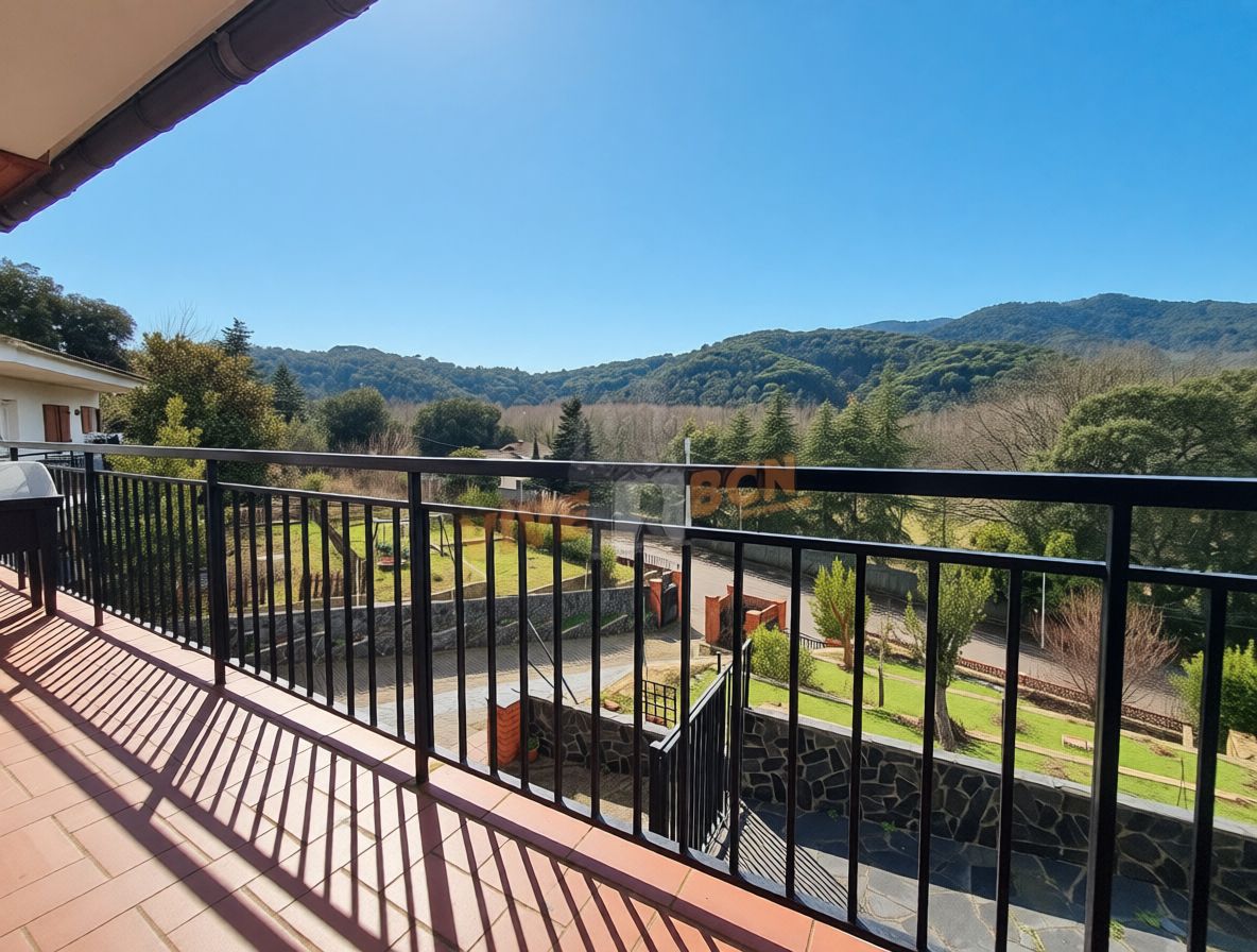 Vista exterior de Casa o xalet en venda en Vallgorguina amb Calefacció, Jardí privat i Parquet