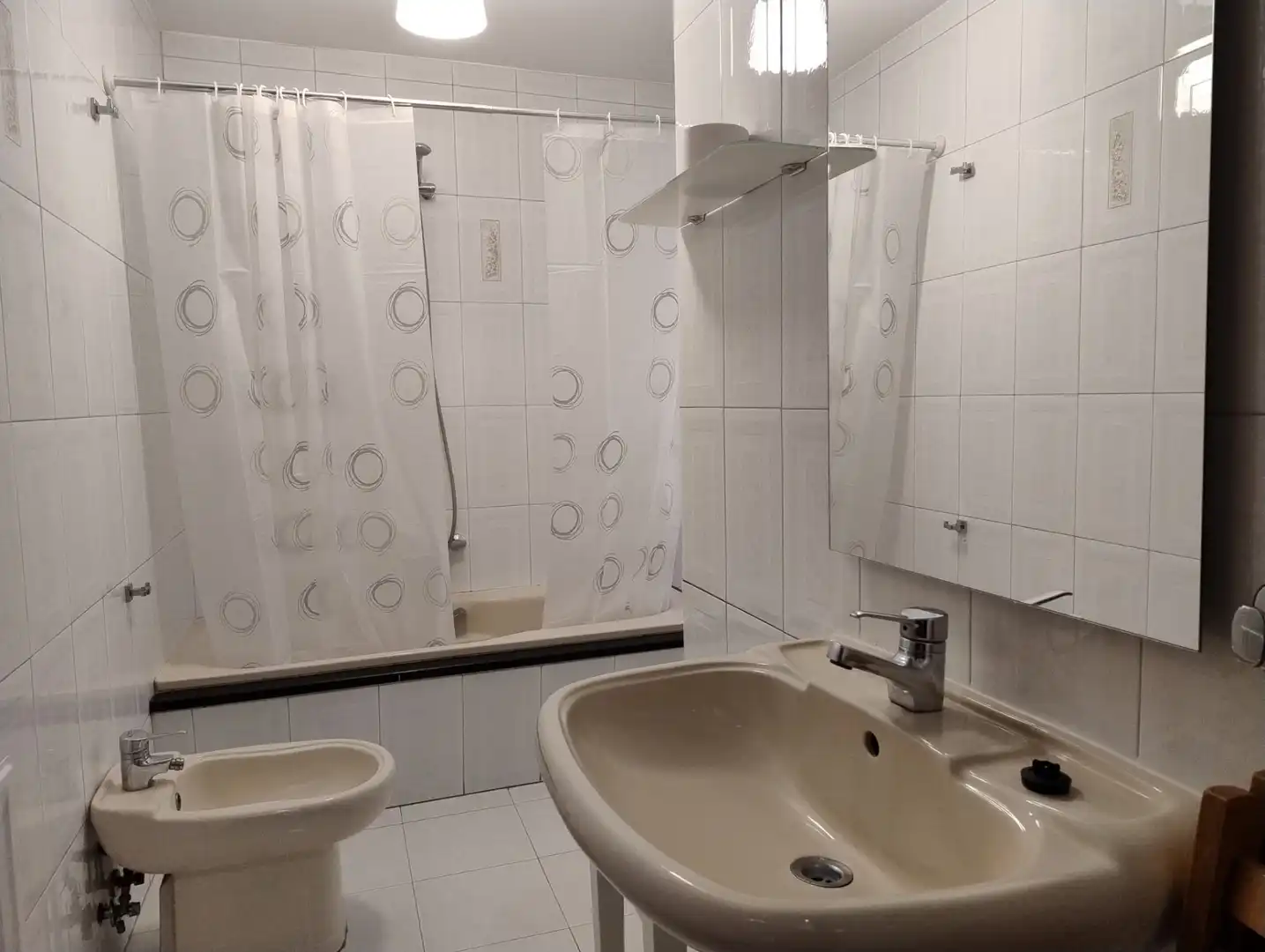 Bathroom of Flat for rent in Santiago de Compostela   with Heating, Furnished and Oven