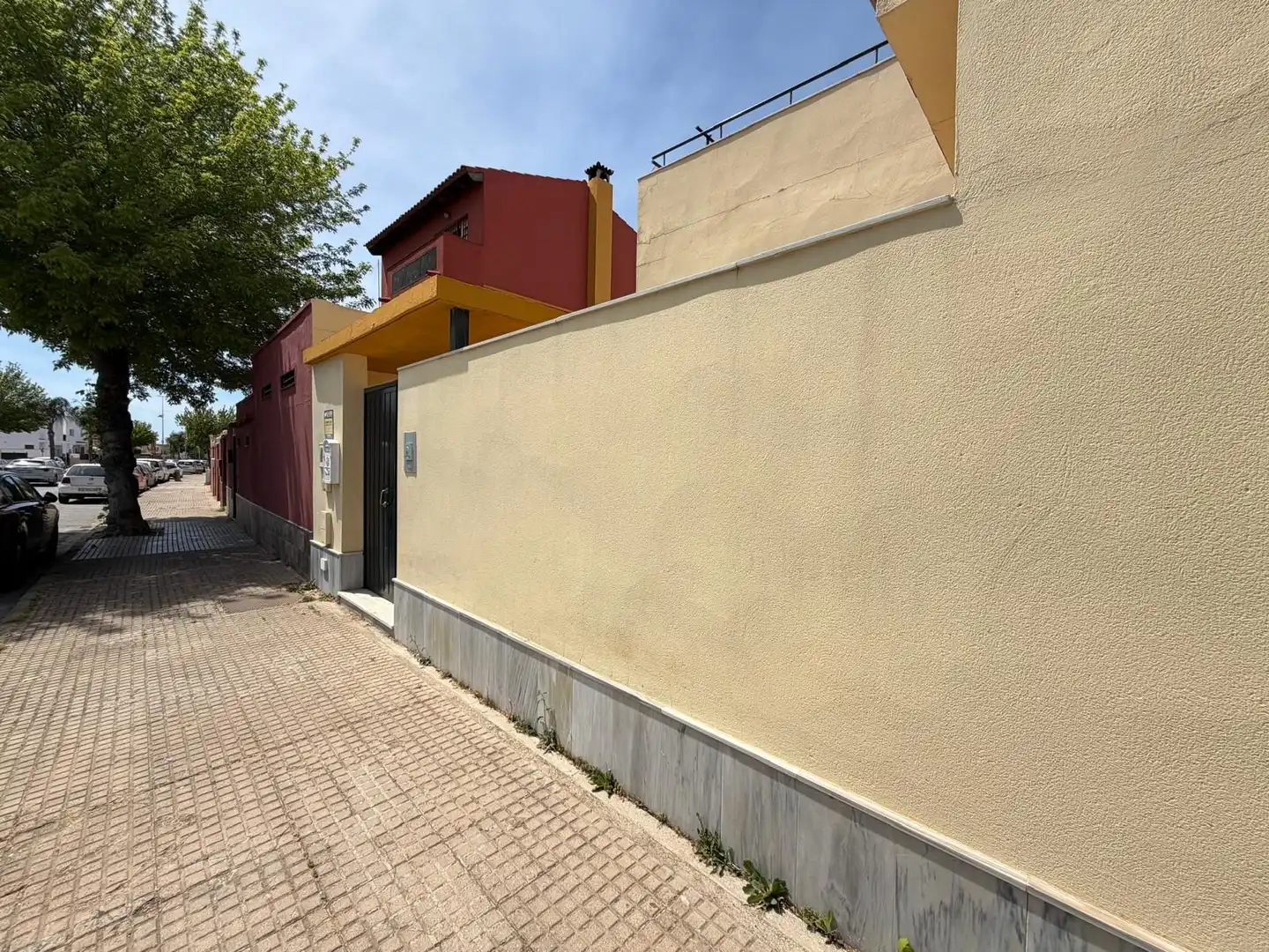 Vista exterior de Casa adosada en venta en Bormujos con Alarma