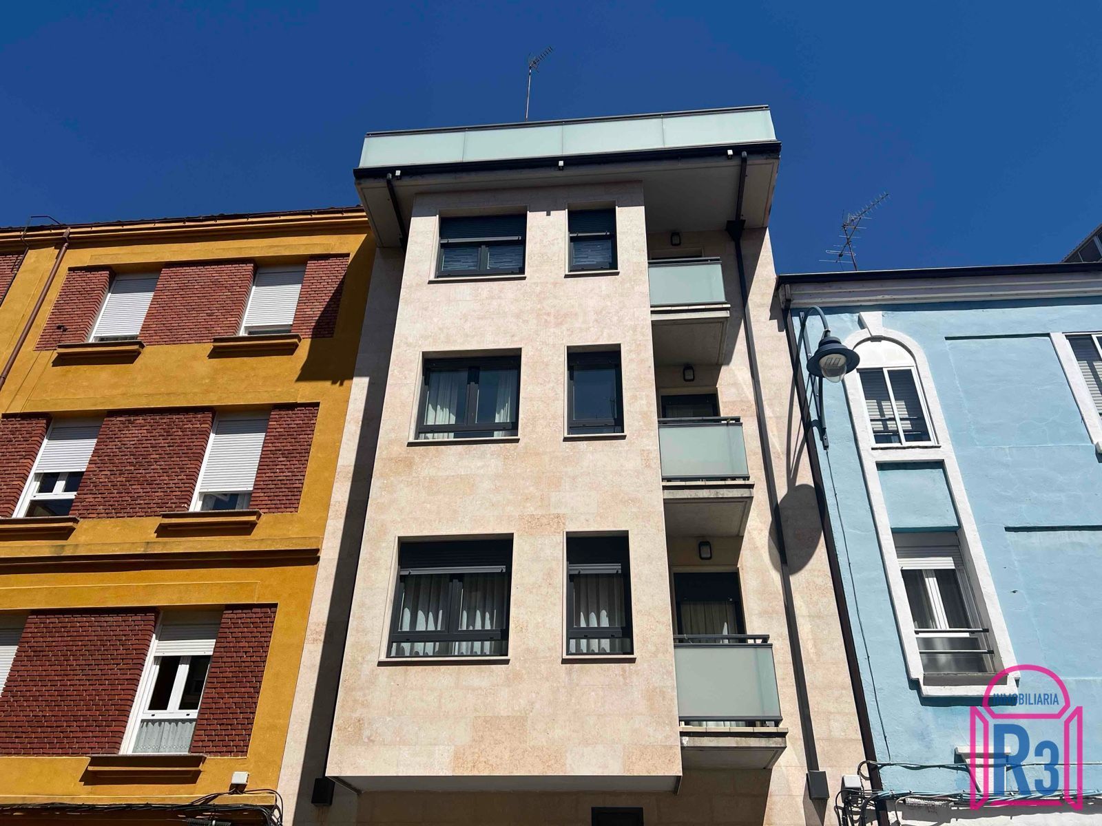 Vista exterior de Apartament en venda en León Capital  amb Calefacció, Terrassa i Traster