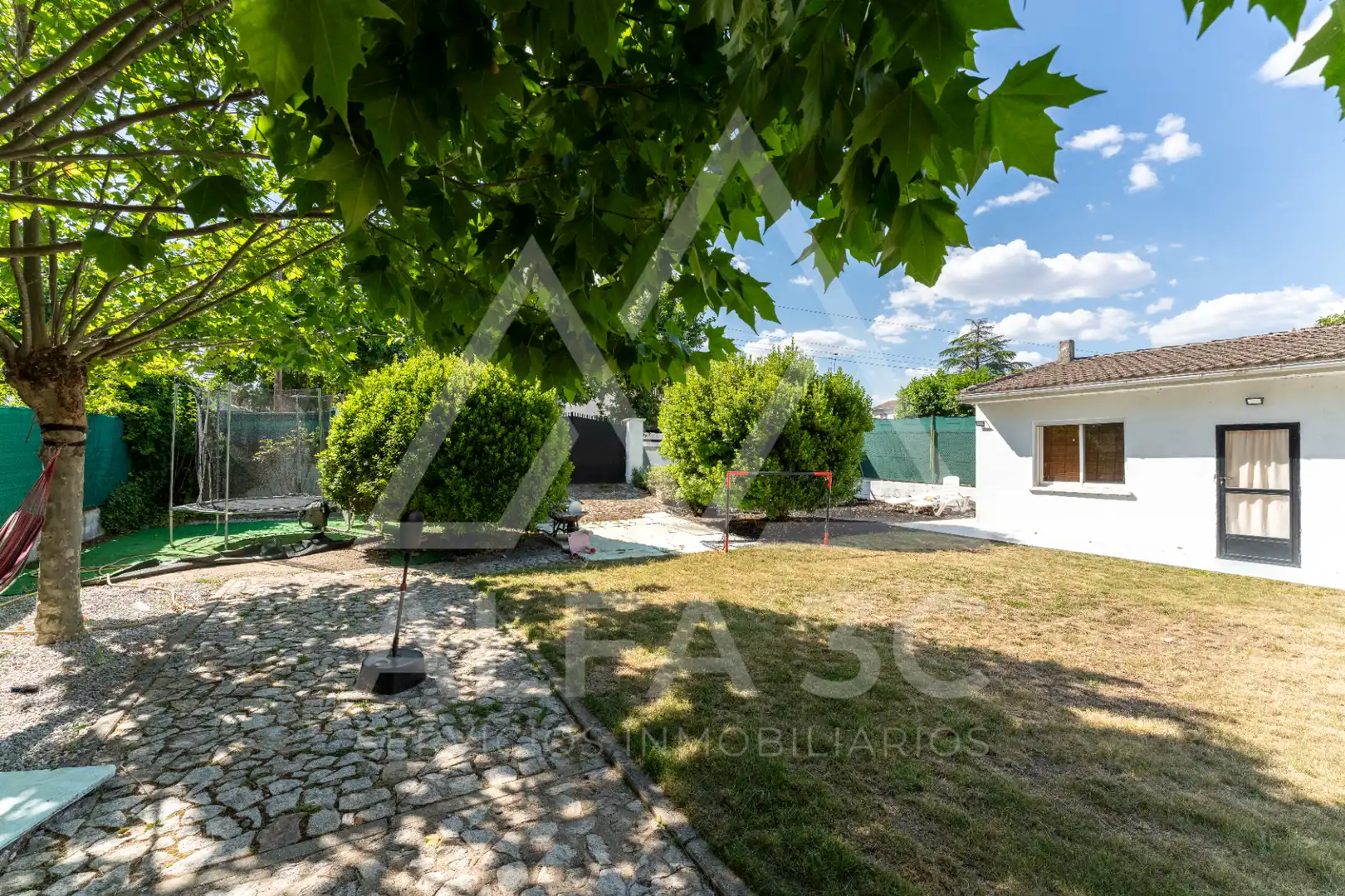 Jardí de Casa adosada en venda en Pedrezuela amb Jardí privat, Terrassa i Traster