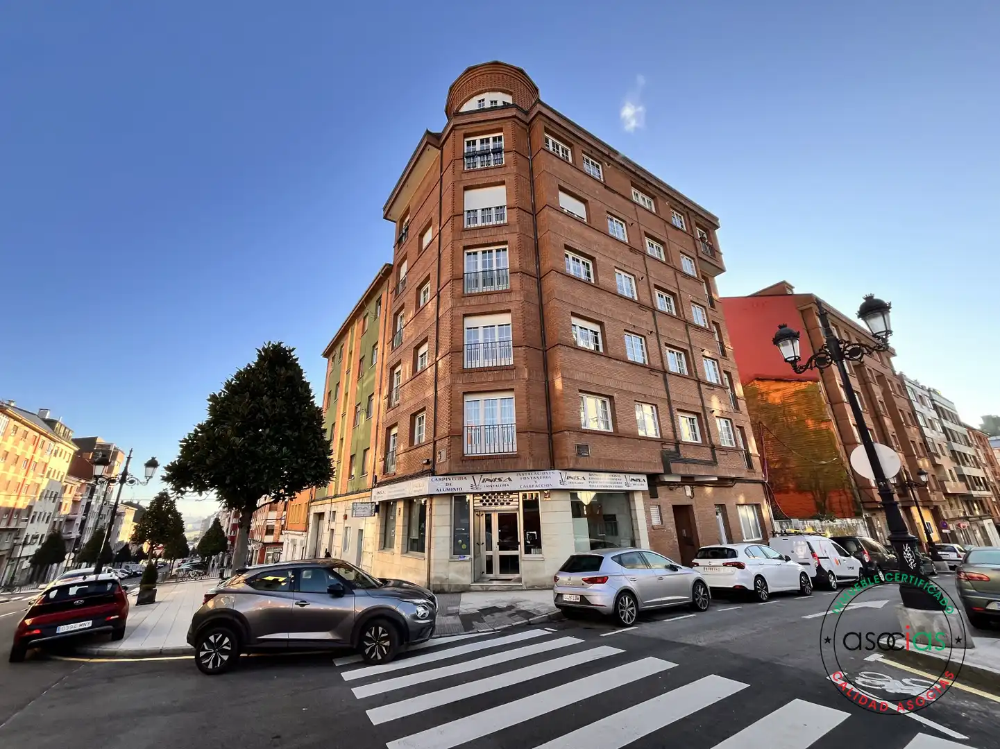 Vista exterior de Local en venta en Oviedo 