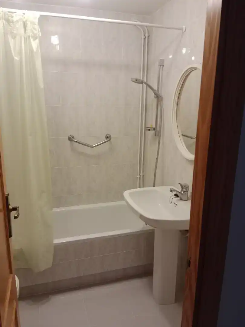 Badezimmer von Wohnung zum Verkauf in Torrevieja mit Klimaanlage, Terrasse und Balkon