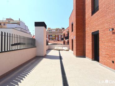 Àtic amb balcó en venda a Carrer de l'Aprestadora