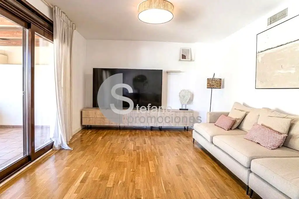 Sala d'estar de Casa adosada en venda en Málaga amb Aire condicionat, Jardí privat i Terrassa