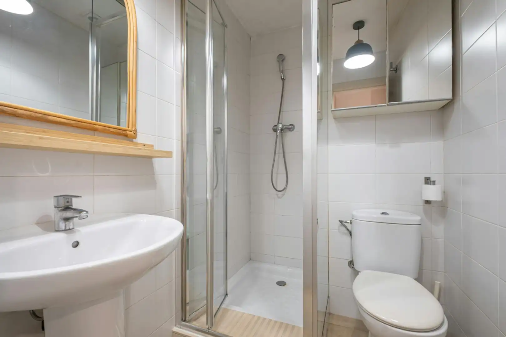 Badezimmer von Wohnung zur Miete in Barcelona mit Klimaanlage, Heizung und Waschmaschine