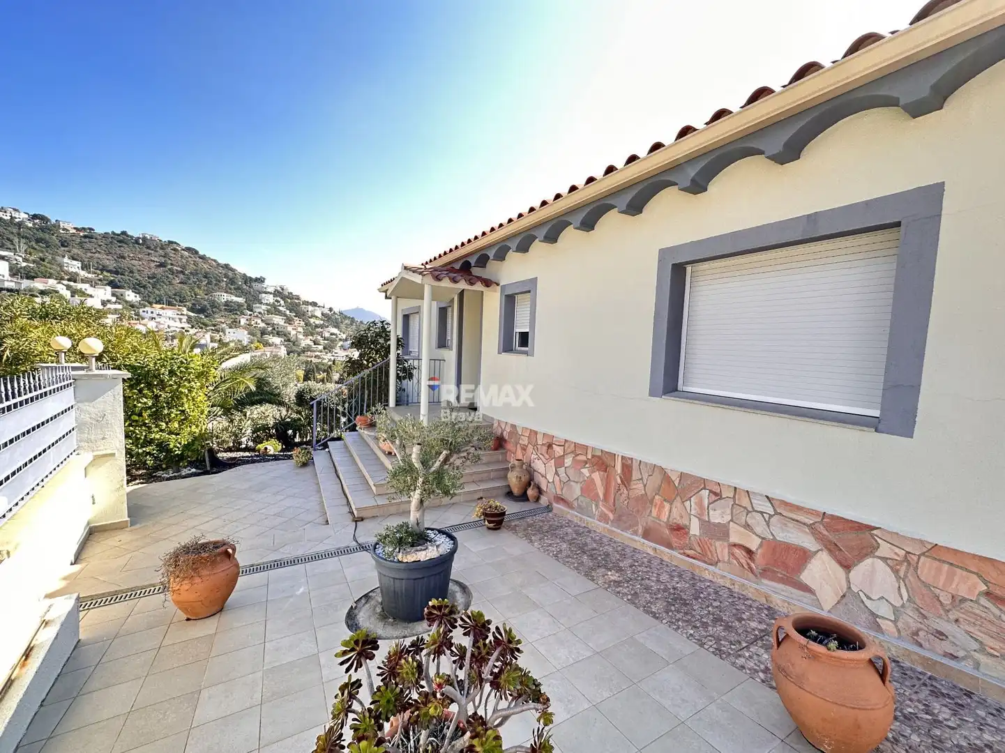 Vista exterior de Casa o xalet en venda en Roses amb Aire condicionat, Jardí privat i Piscina