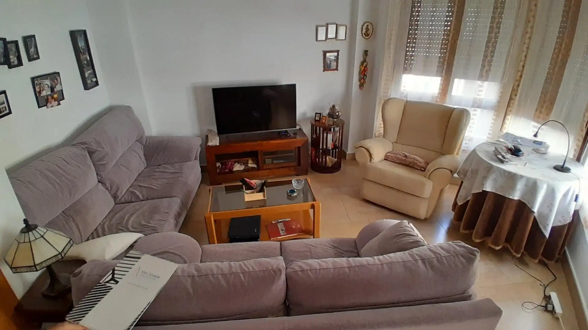Sala d'estar de Casa o xalet en venda en Yecla amb Calefacció, Traster i Moblat