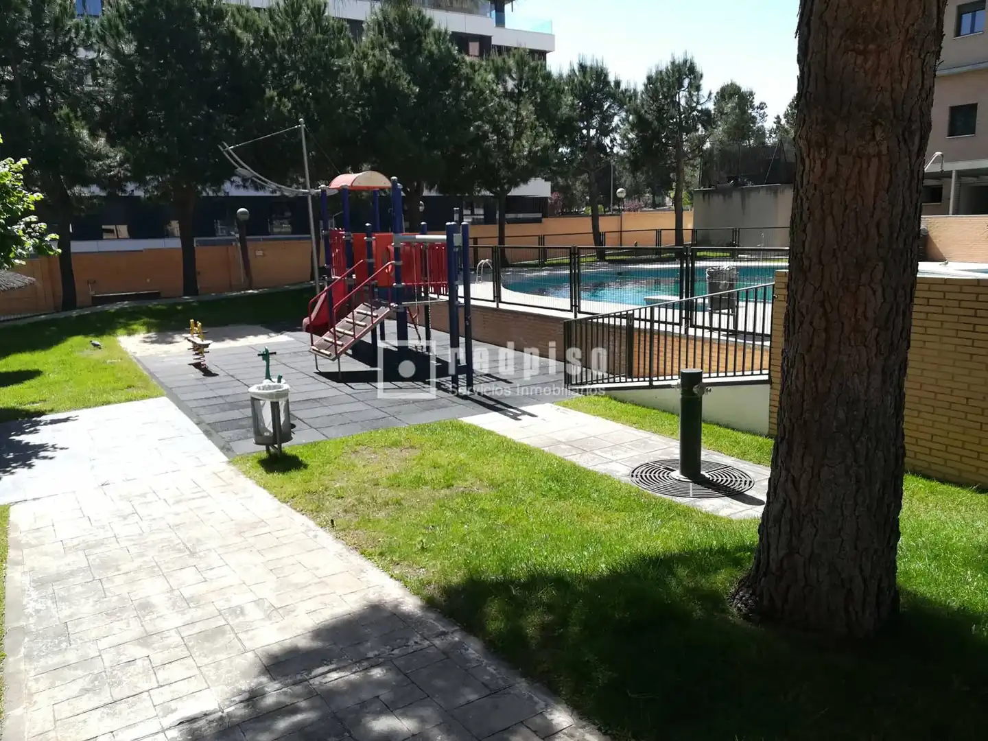 Piscina de Pis de lloguer en Madrid amb Aire condicionat, Calefacció i Jardí privat