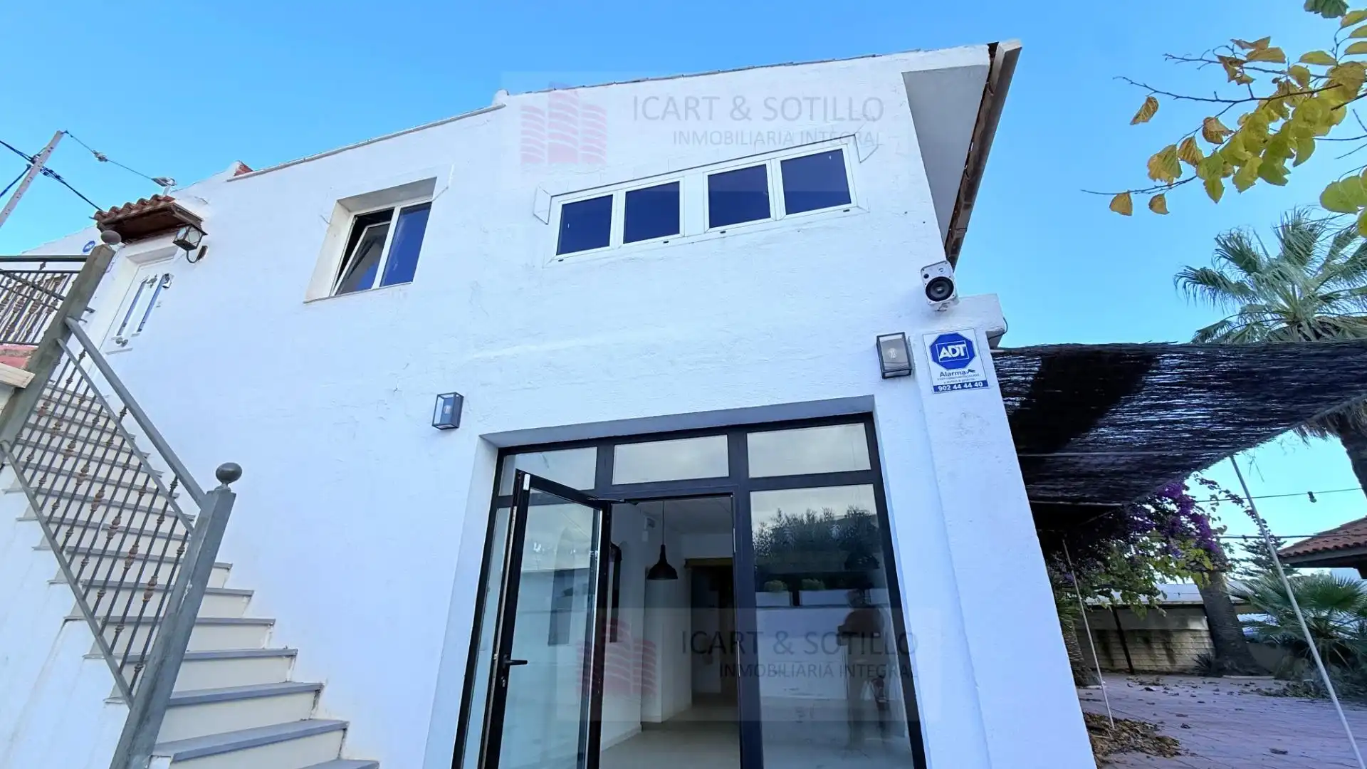 Vista exterior de Casa o xalet en venda en Vinaròs amb Aire condicionat, Jardí privat i Terrassa