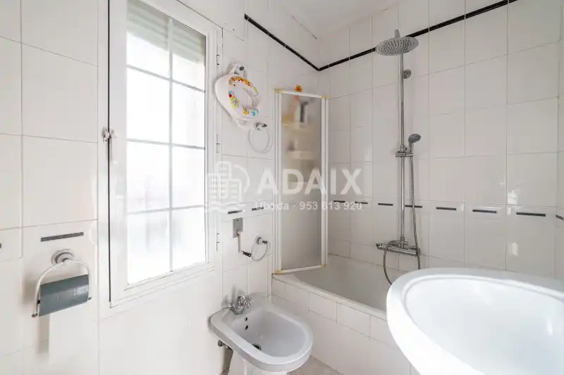 Bathroom of Houses for sale in Úbeda  with Air Conditioner, Heating and Terrace
