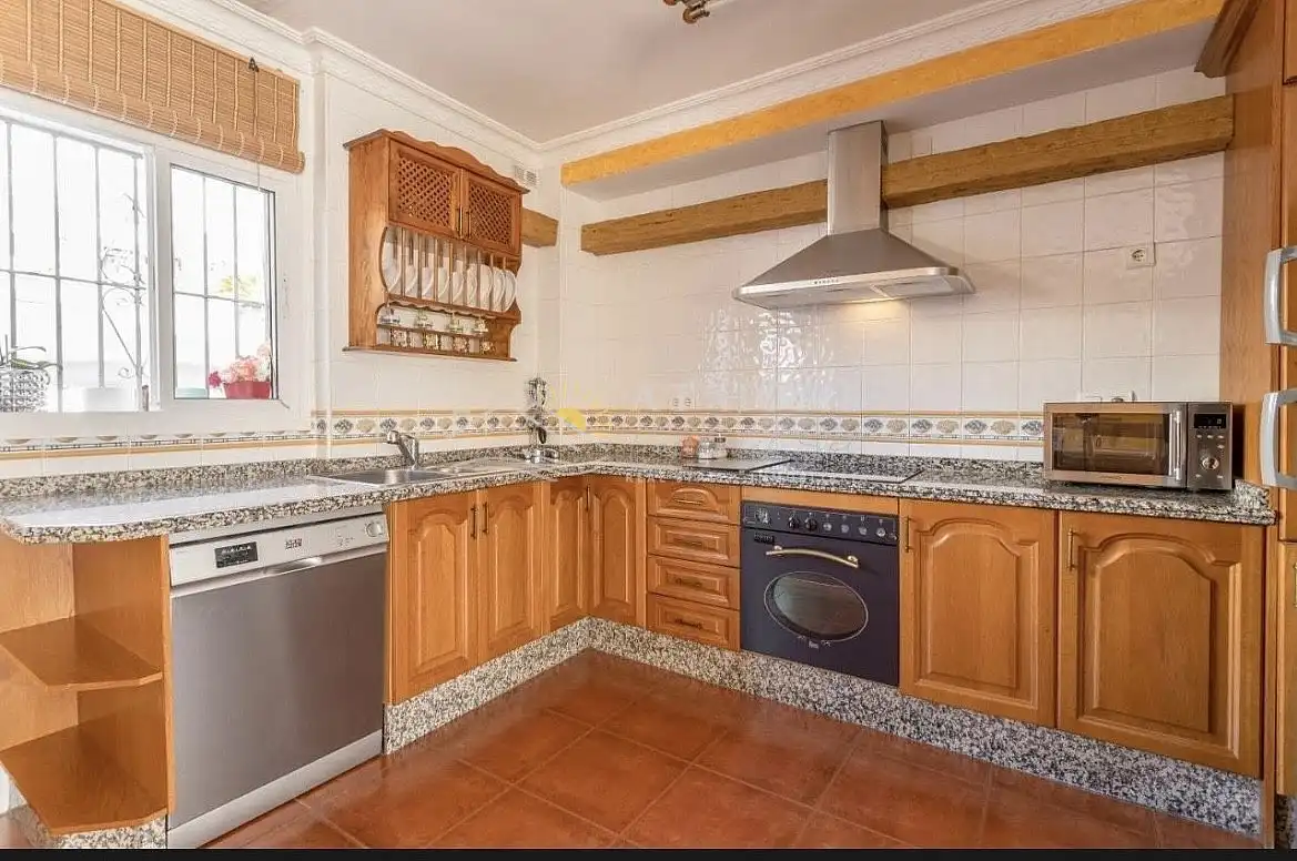 Cocina de Casa o chalet en venta en Nerja con Terraza, Piscina y Horno