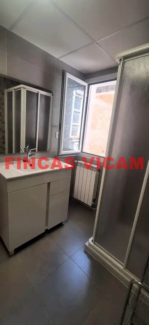 Baño de Piso de alquiler en Huesca con Aire acondicionado, Calefacción y Amueblado