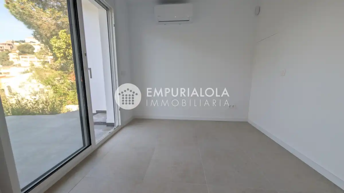 Bedroom of Houses for sale in Roses  with Air Conditioner and Private garden