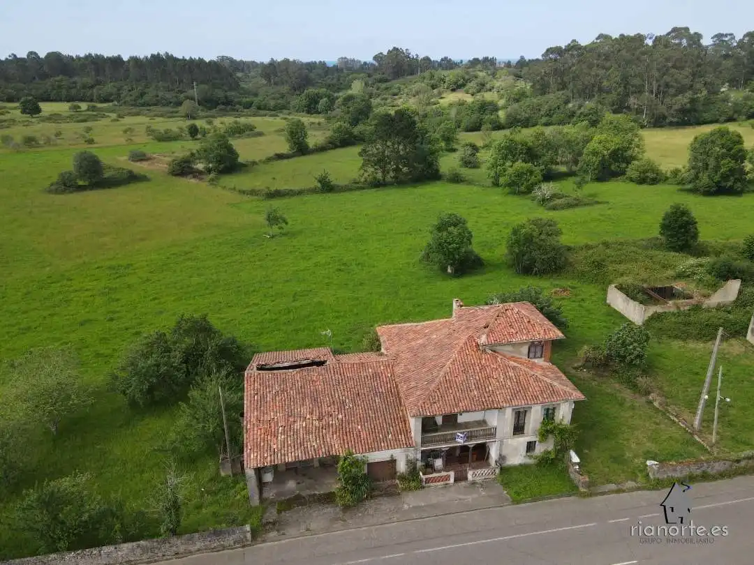 Vista exterior de Casa adosada en venda en Ribadesella amb Jardí privat