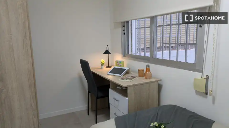 Bedroom of Flat for rent in Burjassot  with Air Conditioner, Heating and Furnished