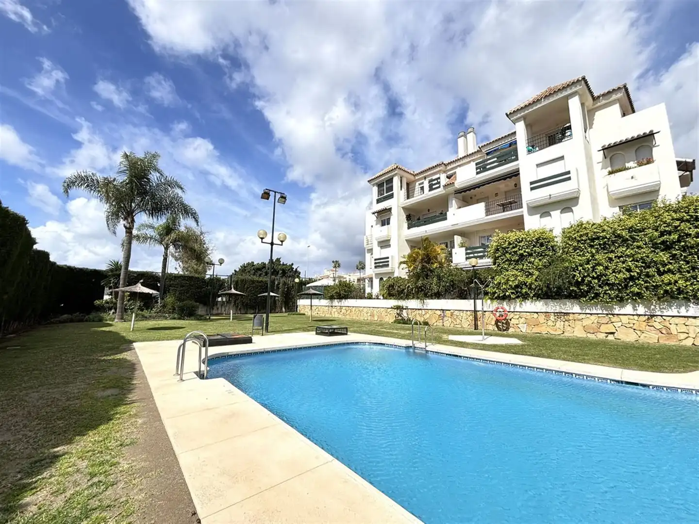 Vista exterior de Apartament en venda en Marbella amb Aire condicionat i Terrassa