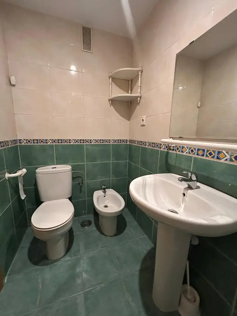 Bathroom of Flat for sale in Madrid  with Air Conditioner, Heating and Community pool