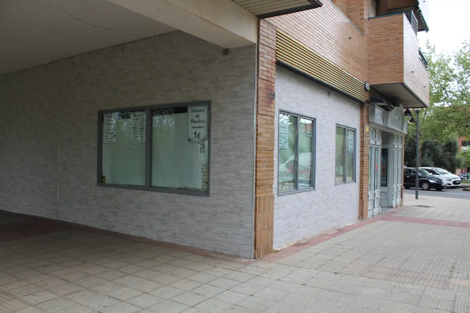 Vista exterior de Local en venda en  Logroño amb Aire condicionat i Moblat