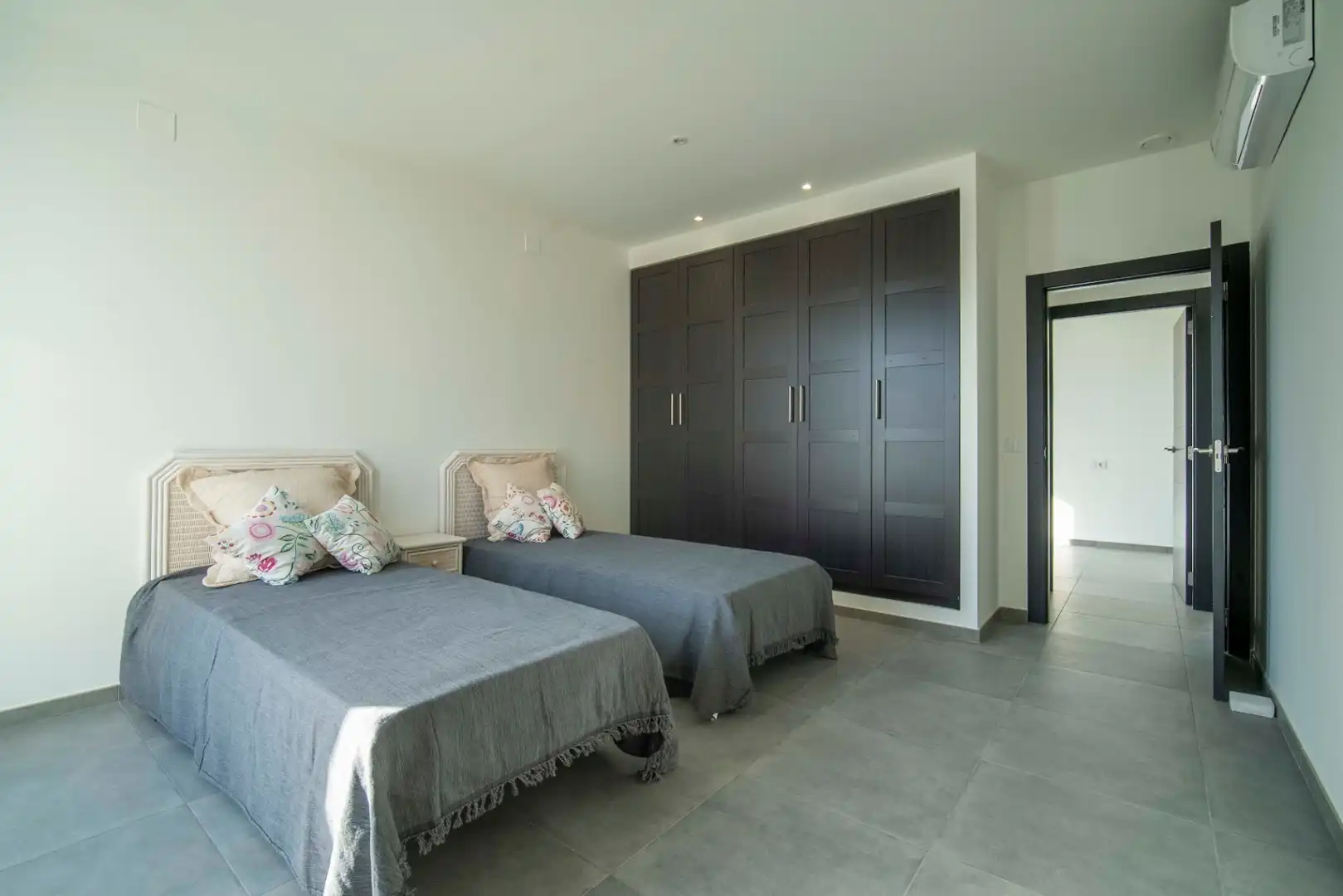 Habitación de Casa o chalet en venta en L'Alfàs del Pi con Aire acondicionado, Calefacción y Jardín privado
