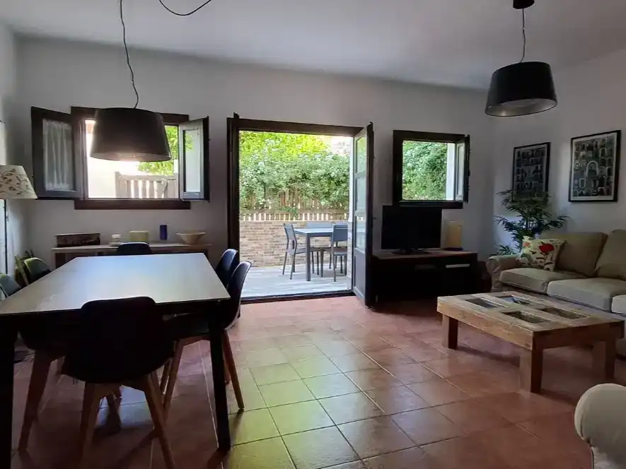 Sala d'estar de Casa adosada en venda en Níjar amb Aire condicionat, Piscina i Balcó