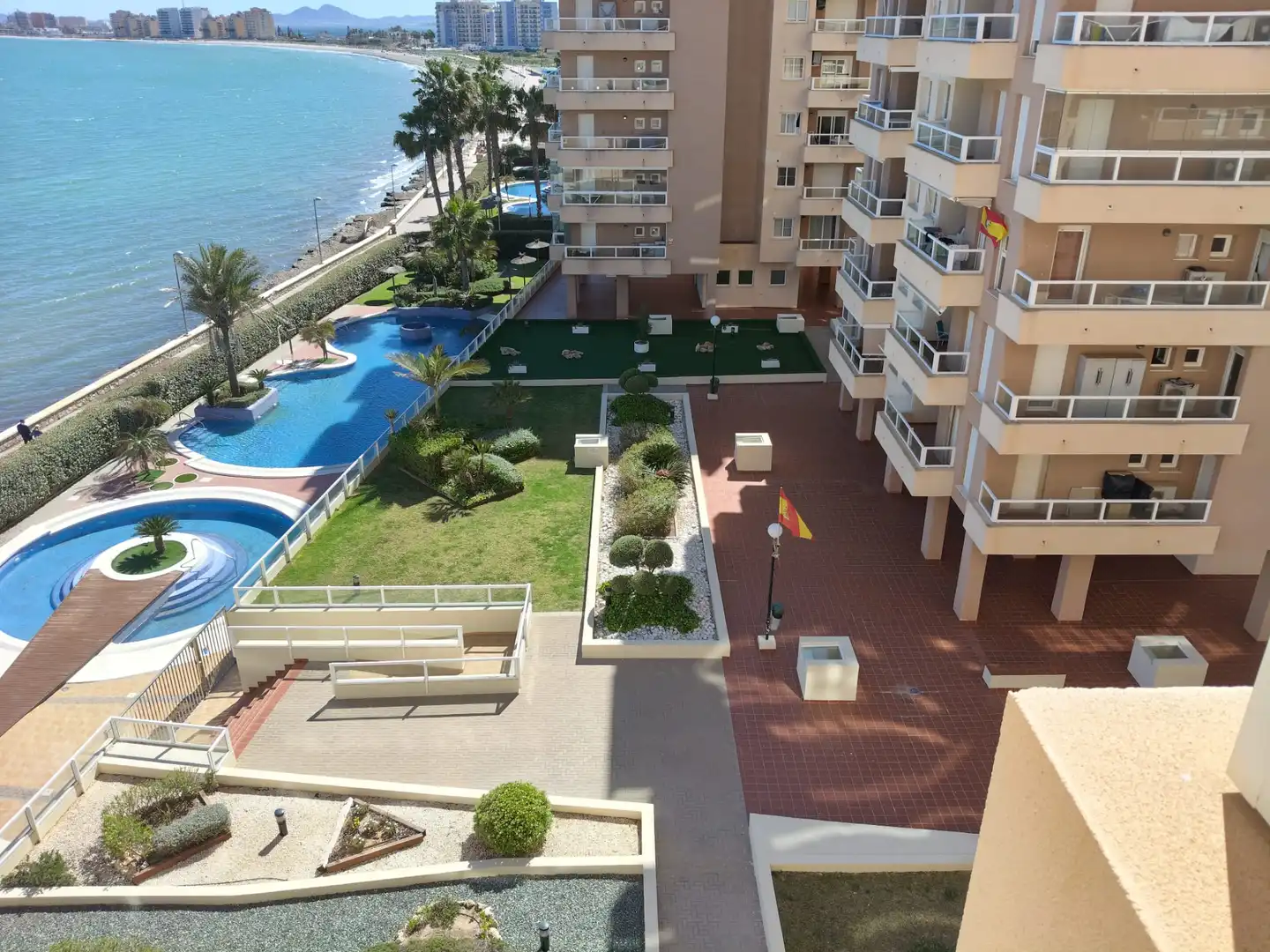 Schwimmbecken von Wohnung zum Verkauf in La Manga del Mar Menor mit Klimaanlage, Heizung und Privatgarten