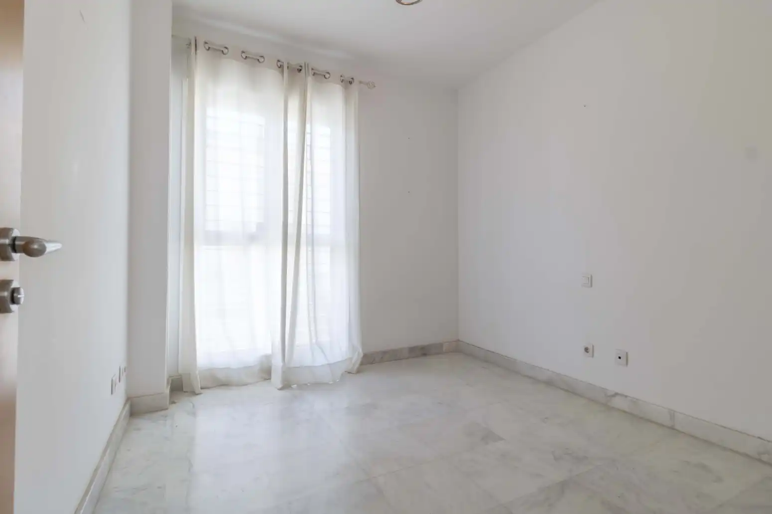 Habitación de Casa adosada en venta en Espartinas con Aire acondicionado, Terraza y Piscina