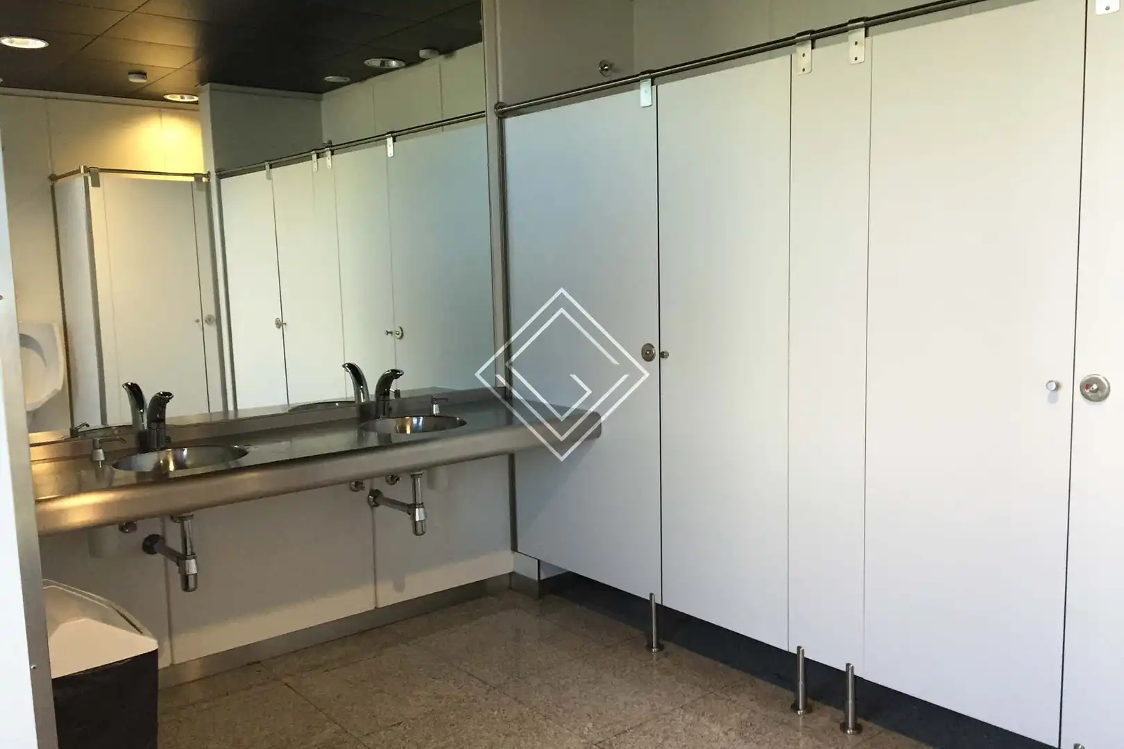 Bathroom of Office for rent in Madrid  with Air Conditioner and Heating