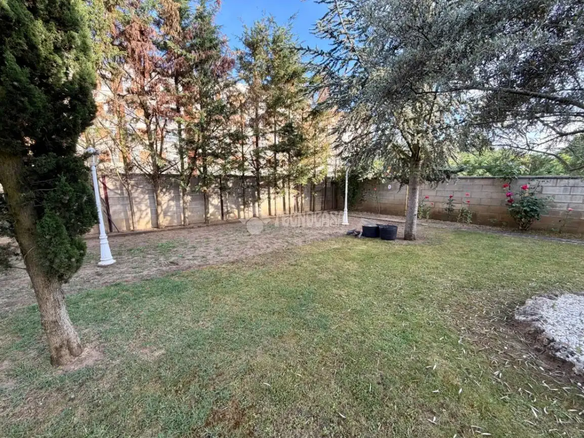 Jardí de Casa adosada en venda en León Capital  amb Aire condicionat, Calefacció i Terrassa