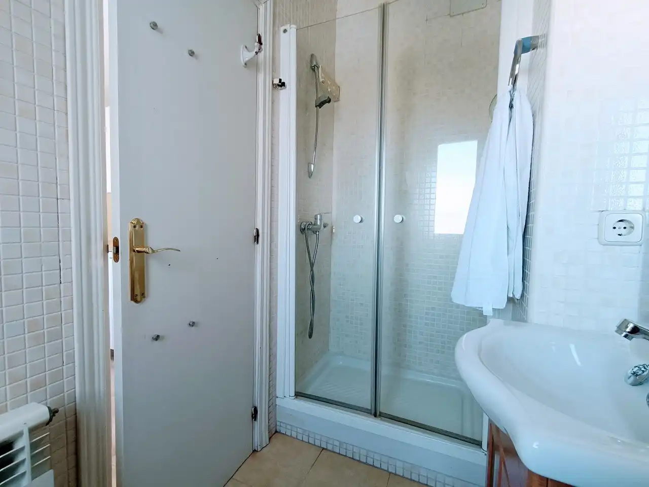 Baño de Ático de alquiler en Madrid con Aire acondicionado, Calefacción y Parquet