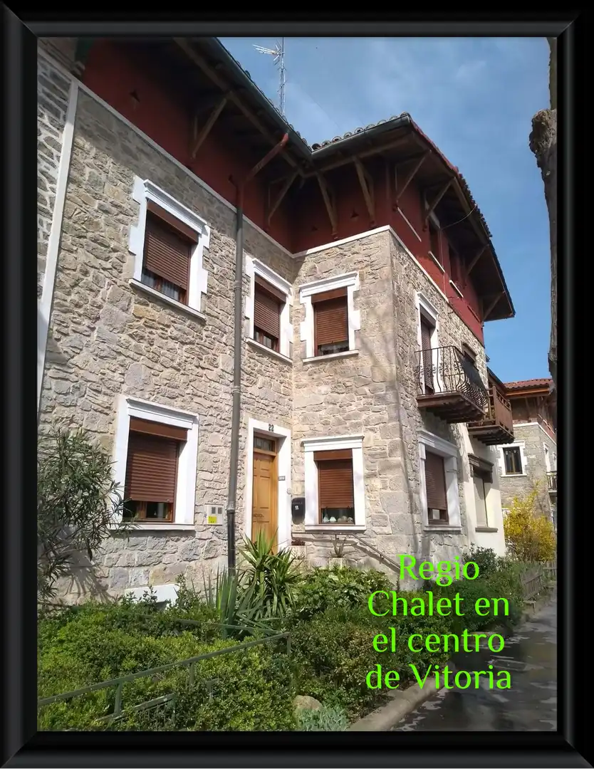 Vista exterior de Casa o xalet en venda en Vitoria - Gasteiz amb Traster i Moblat