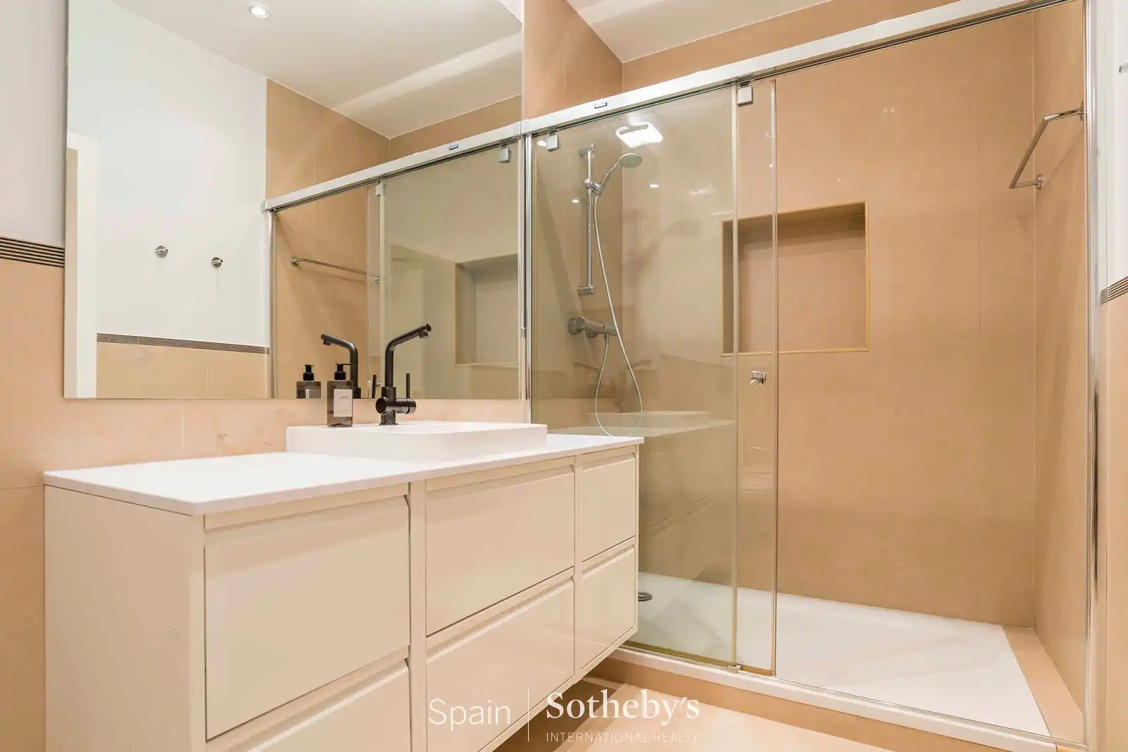Baño de Apartamento en venta en Madrid con Aire acondicionado, Calefacción y Trastero