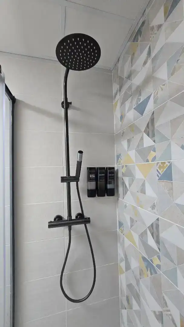 Bany de Pis en venda en La Rinconada amb Aire condicionat, Traster i Piscina