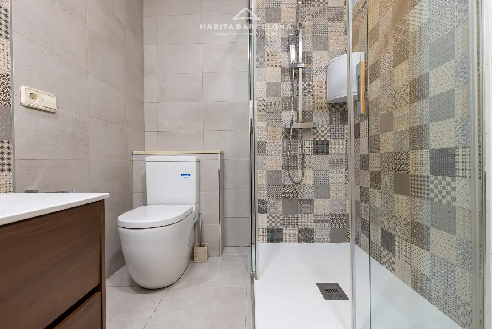 Badezimmer von Wohnung zum Verkauf in Barcelona mit Klimaanlage, Heizung und Parkett